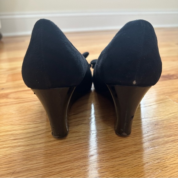 Bandolino Black Suede Wedges with Bow and Patent Leather Heel - Picture 4 of 7